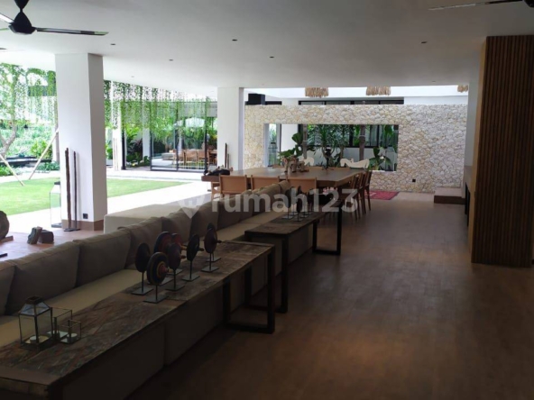 Luxury Villa for Sale in Pererenan: 6 Bedrooms, Stunning Rice Field Views, and Spacious Living