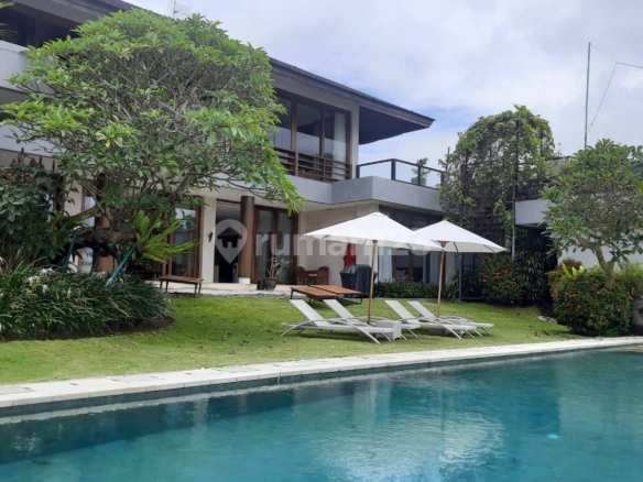 Luxury Villa with Stunning Jimbaran Beach Views – 4 Bedrooms, Private Pool, 1100 m² Land