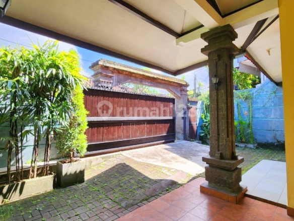 Modern Minimalist 2-Bedroom House with Pool for Rent in Kerobokan, Close to Amenities