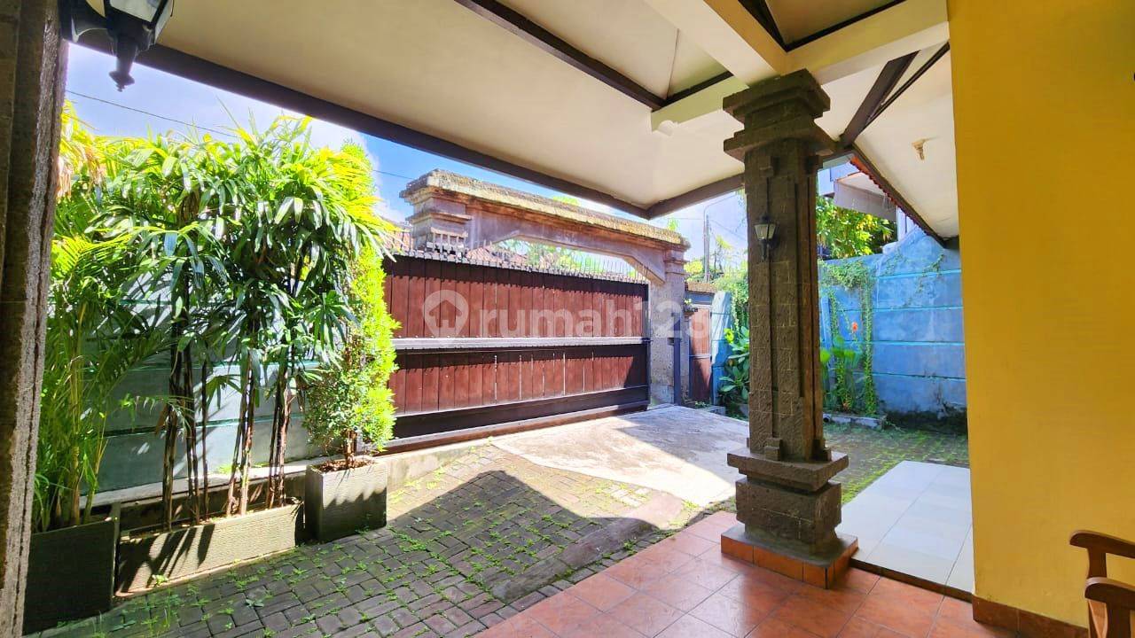 Modern Minimalist 2-Bedroom House with Pool for Rent in Kerobokan, Close to Amenities