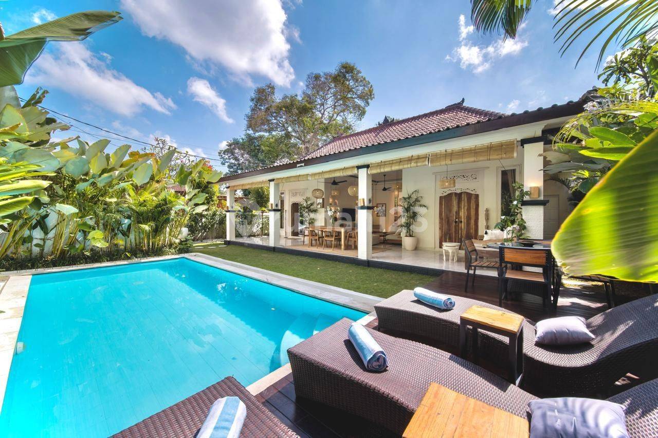 Denpasar Selatan Villa Near Beach For Sale in Bali : Villa Near Beach Secure & Comfortable