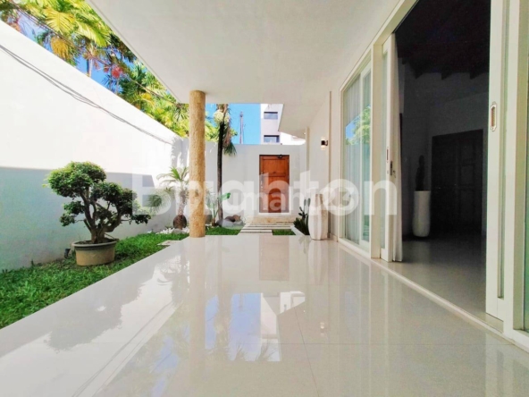 Stunning 3-Bedroom Villa for Rent in Badung, Bali – Steps from Legian Beach