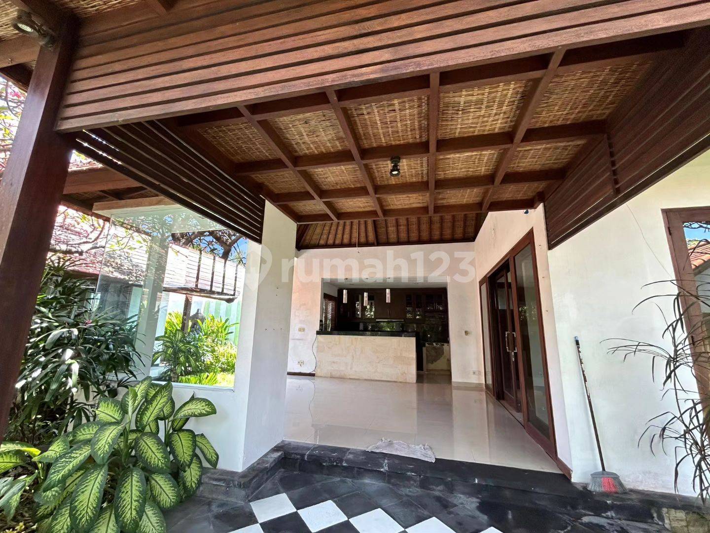 Stunning Balinese Villa for Sale in Sanur, Bali – Close to Beach and Modern Amenities